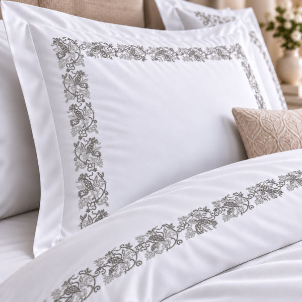 Cubreduvet Bordado Versalles Gris Blanco Óptico