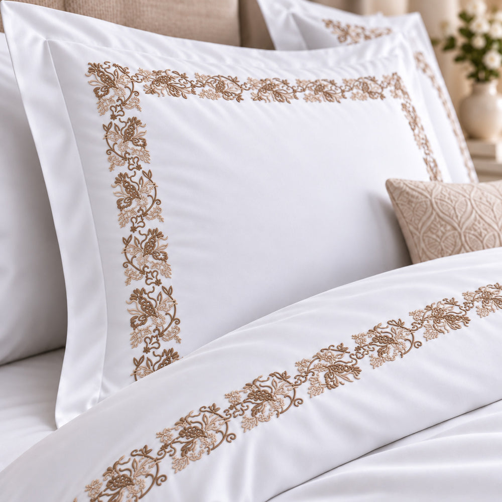 Cubreduvet Bordado Versailles Moka Blanco Óptico