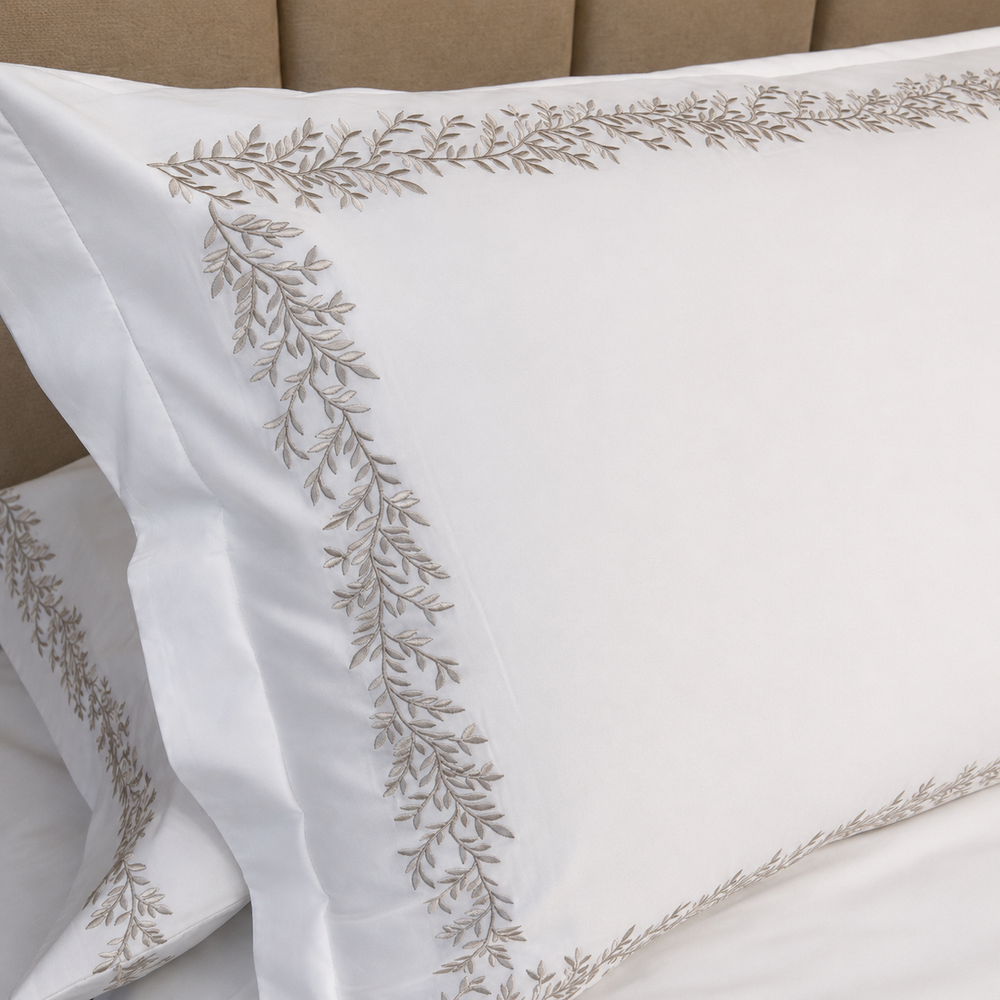 Juego de Cubreduvet 400 Hilos Blanco Optico Bordado Laurus Camel